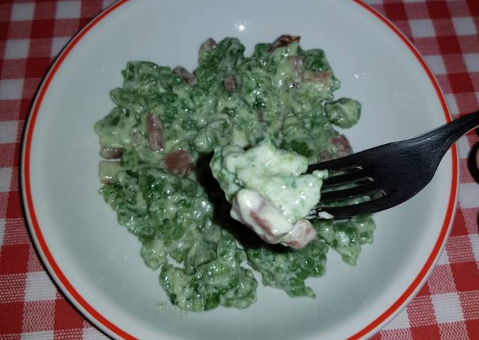 Spatzle di spinaci con panna e speck - Una Famiglia in Cucina