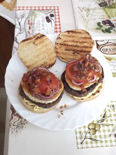 Grillezett kecskesajtos hamburger recept fotója