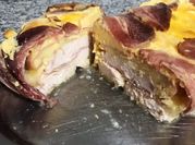 Una foto de pollo envuelto en panceta