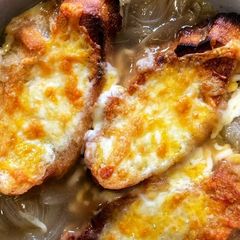 A picture of Authentic french onion soup.