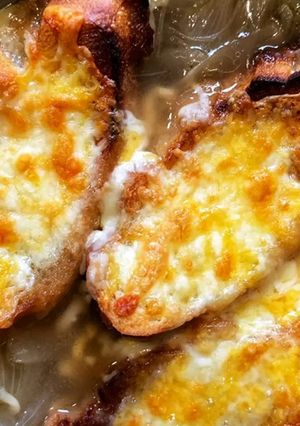 A picture of Authentic french onion soup.