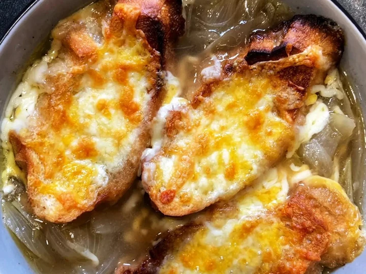 Easy Steps to Make Recipes Authentic french onion soup the Delicious So Delicious.