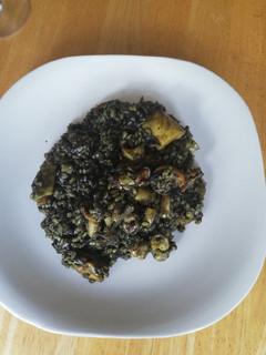 Una foto de Arroz negro con choco