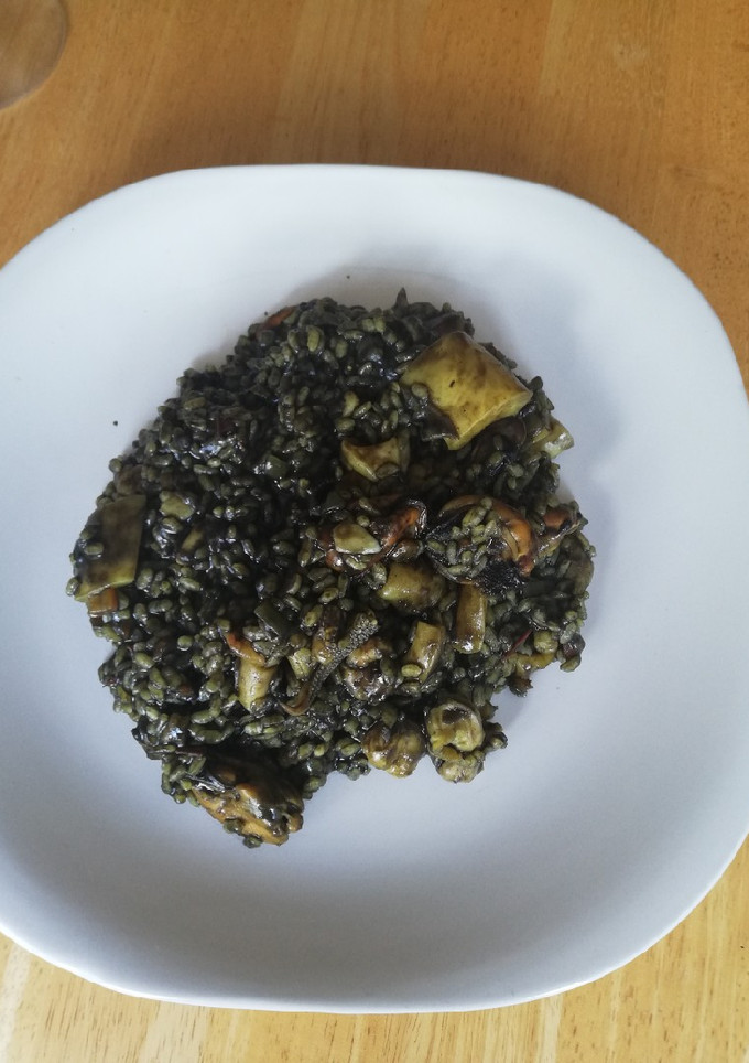 Una foto de Arroz negro con choco