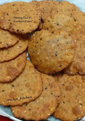 A picture of Moong Dal Ki Kurkuri Poori.