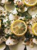 Merluza sobre patatas al limón