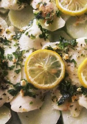 Una foto de Merluza sobre patatas al limón