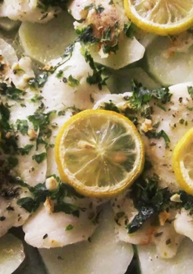 Una foto de Merluza sobre patatas al limón