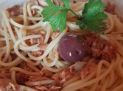 Una foto di spaghetti con tonno e olive