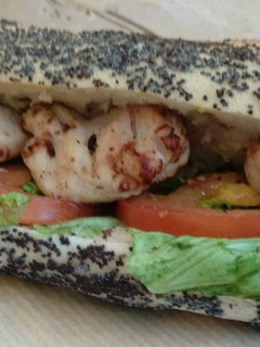 Una foto de Bocadillo de pavo asado en pan de semillas de amapola