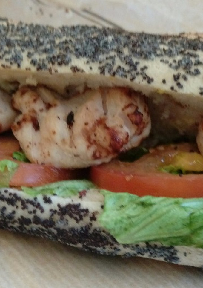 Una foto de Bocadillo de pavo asado en pan de semillas de amapola