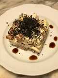 Tartare di salmone e cetrioli maky Philadelphia style e cubetti di riso saltati in padella