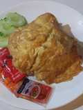 ไข่เจียวไก่สับราดหน้าข้าว
