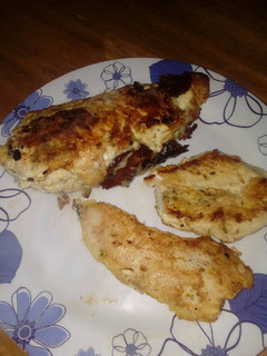 Una foto de Suprema de pollo rellena de jamón y queso !!! A la plancha