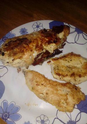 Una foto de Suprema de pollo rellena de jamón y queso !!! A la plancha