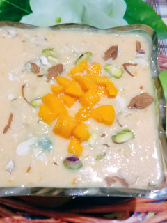 સ્વાદિષ્ટ મેંગો રબડી (Mango Rabdi Recipe In Gujarati) રેસીપી મુખ્ય ફોટો