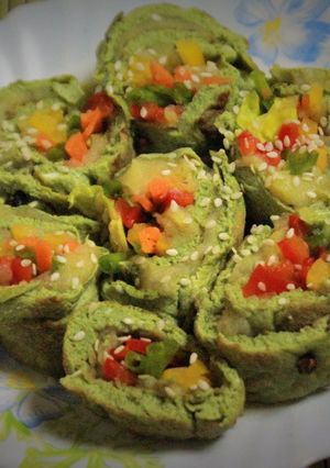A picture of Spinach Egg Sushi.