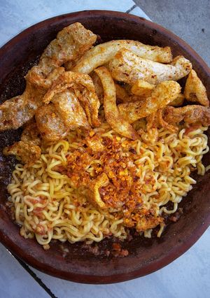 Foto resep Indomie mix sambel beberoq ditambah krupuk kulit