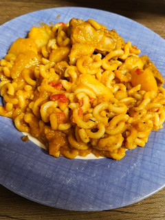 Una foto de Costillas con pasta y patata