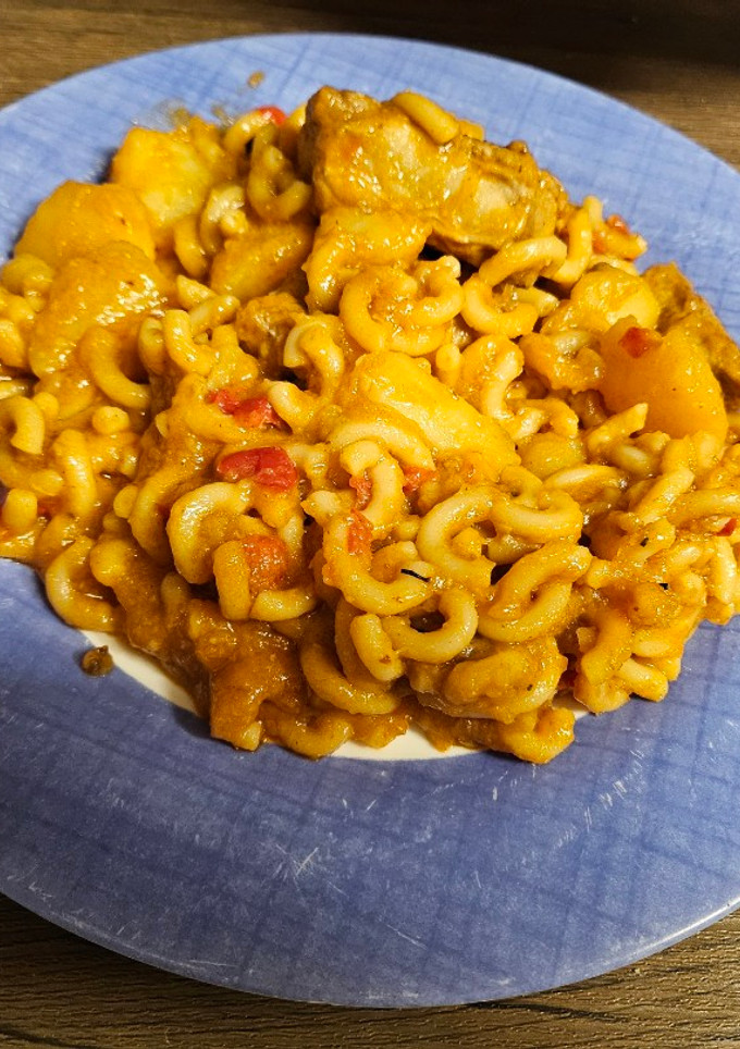Una foto de Costillas con pasta y patata