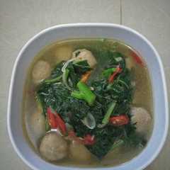 A picture of Sayur bayam bakso.