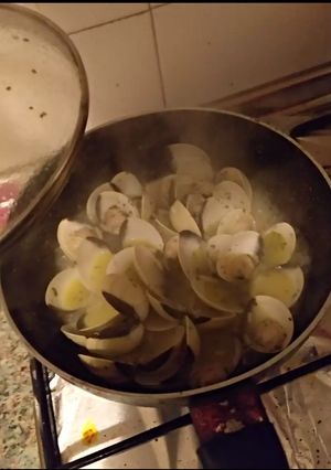 Una foto de Almejilla nipona con vinillo blanco, ajo y perejil