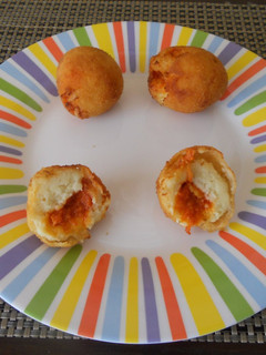 Una foto de Bolitas de patata rellenas de sobrasada