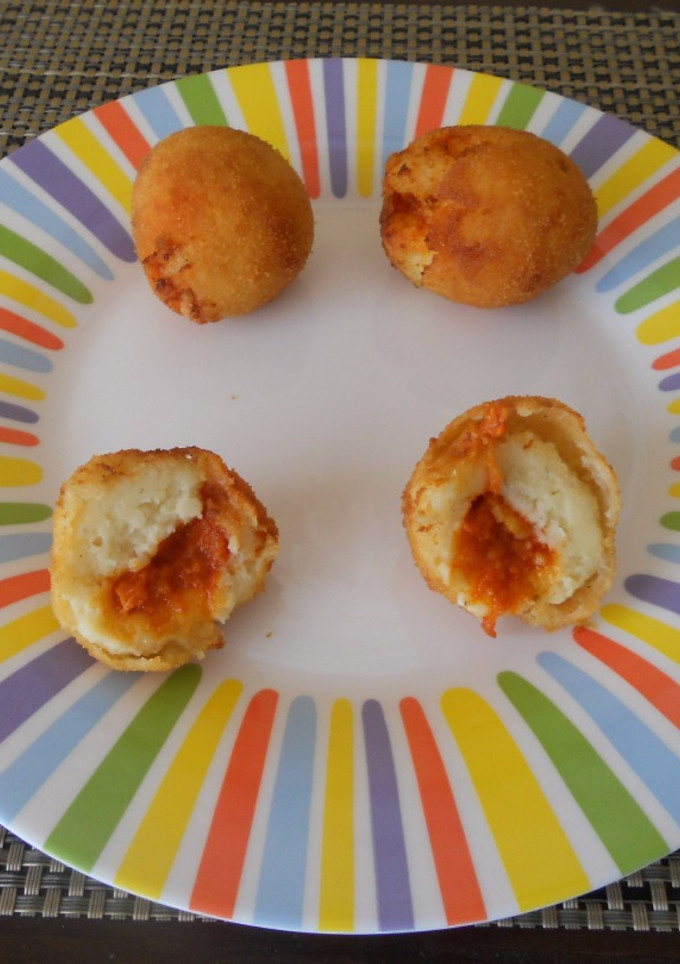 Una foto de Bolitas de patata rellenas de sobrasada