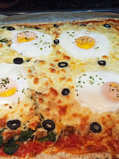 Una foto de Pizza de atún, espinacas y huevo