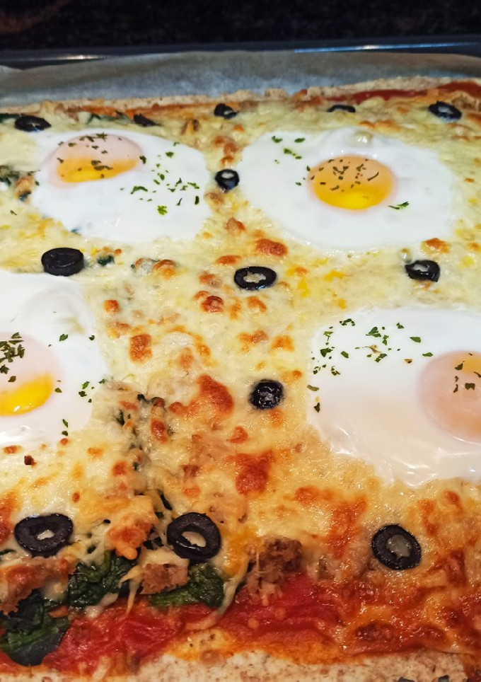 Una foto de Pizza de atún, espinacas y huevo