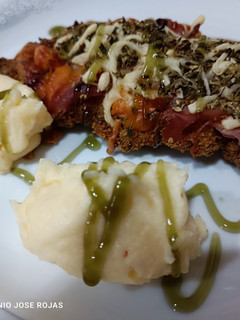Una foto de Milanesa con allioli de patata y balsámico de manzana