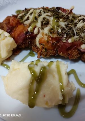 Una foto de Milanesa con allioli de patata y balsámico de manzana