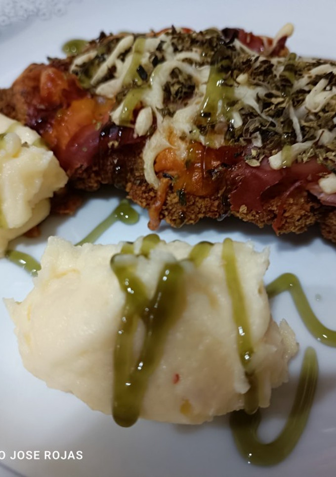Una foto de Milanesa con allioli de patata y balsámico de manzana