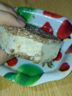 Una foto de Alfajor helado de banana Split liviano y fácil. Sin horno