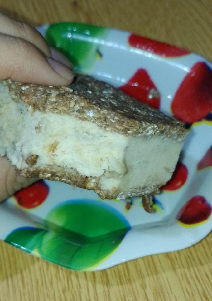 Una foto de Alfajor helado de banana Split liviano y fácil. Sin horno
