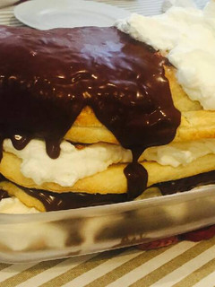 Una foto de Milhojas de nata y chocolate