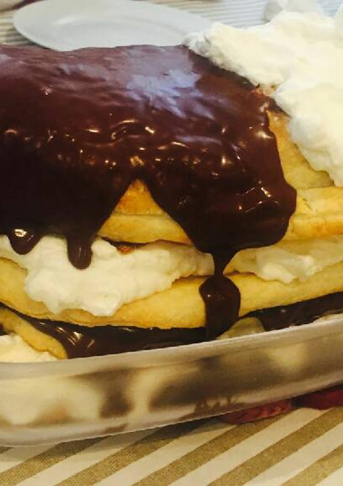 Una foto de Milhojas de nata y chocolate