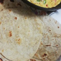 A picture of Yummy paratha and anda.