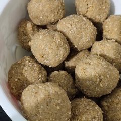 A picture of Til ke laddu.