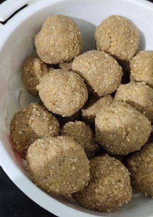 A picture of Til ke laddu.