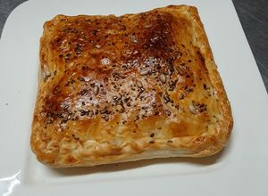 Una foto de Tarta de pastron, queso tybo, huevo y tomate