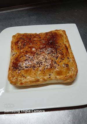 Una foto de Tarta de pastron, queso tybo, huevo y tomate