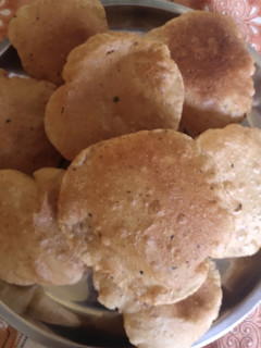नमकीन पूरी (namkeen poori recipe in Hindi) रेसिपी मुख्य फोटो