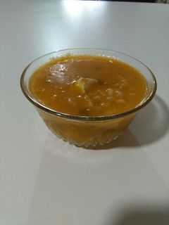 Una foto de Sopa de pollo y arroz