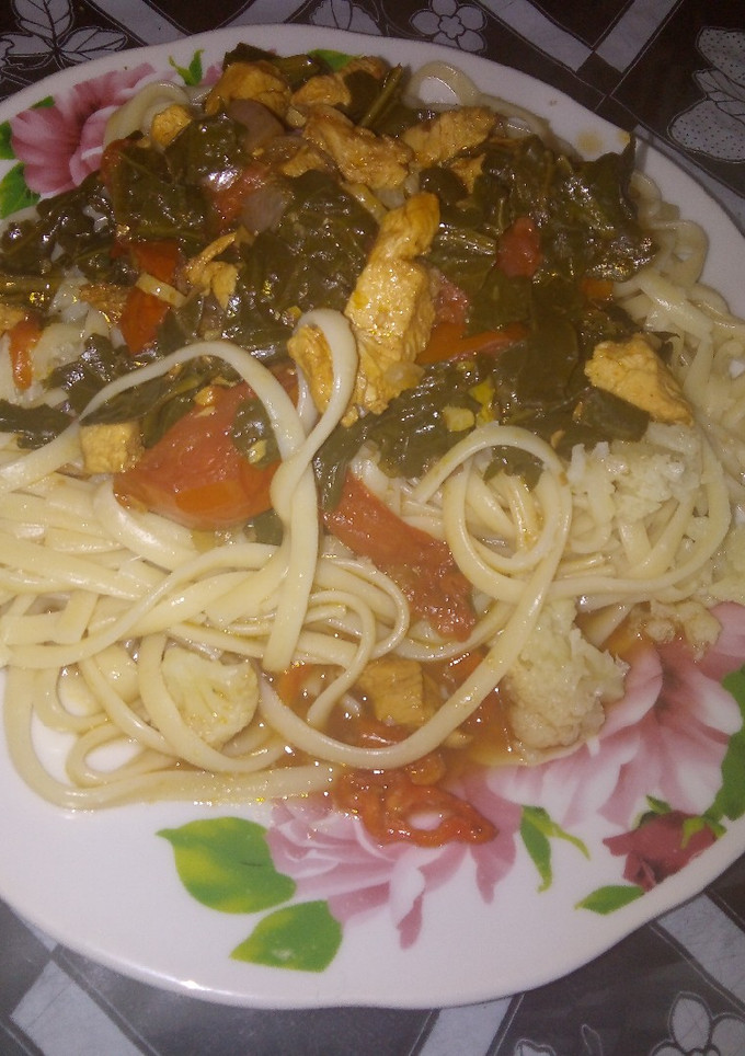 Una foto de Tallarines con espinaca y pollo