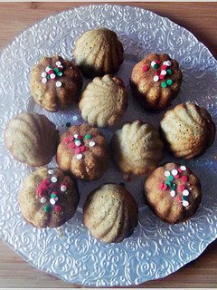 Una foto de Madeleines con amapola y limón