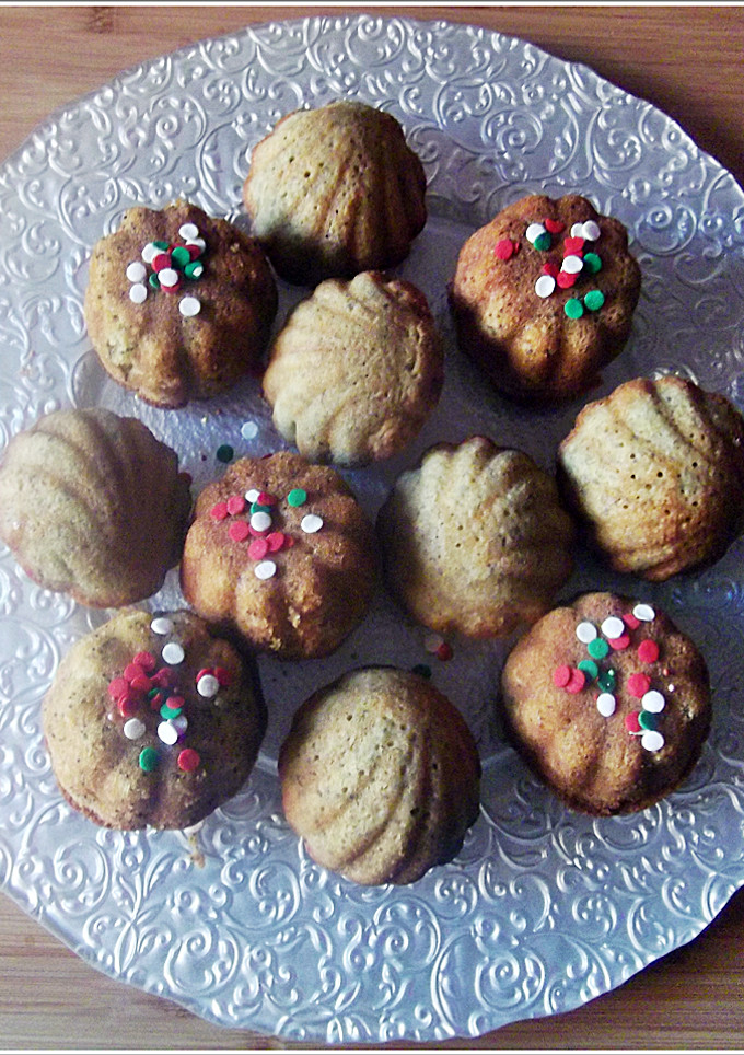 Una foto de Madeleines con amapola y limón