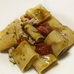 A picture of Mezzi paccheri con arogosta al nero di seppia.