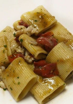 A picture of Mezzi paccheri con arogosta al nero di seppia.