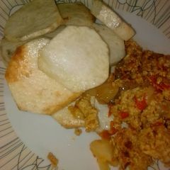 A picture of Fried yam with egg sauce.